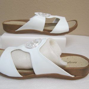 Easy Motion by Easy Street White Texture Saga Sandals 9N in original Box 40-0333